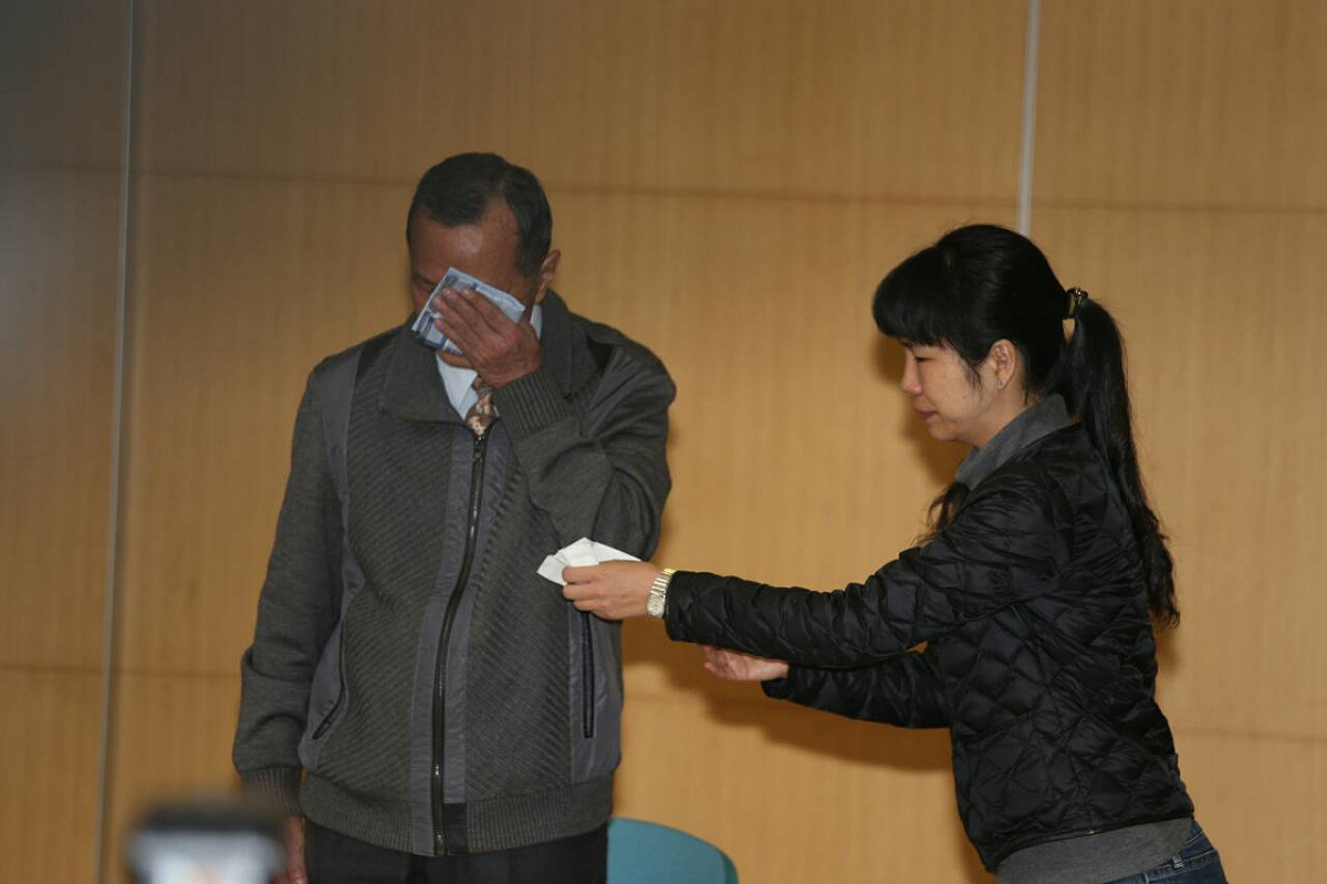 勞乃成父親勞則康（左）與勞乃成姊姊9日上午10時召開記者會，勞則康一度老淚縱橫。圖：林雨佑/攝