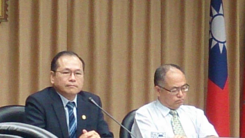 對於陸客中轉的協商卡關，陸委會副主委林祖嘉(右)表示，在此議題上雙方持有不同看法所以無法達共識，仍持續洽談。圖：王子軒/攝