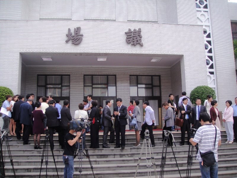立法院今（14）日早上10點開始，朝野立委為了能在審查倒閣案的全院委員會上發言，在議場前大排長龍，準備登記。圖2之1：王立柔/攝