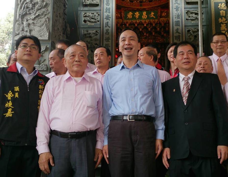 國民黨主席朱立倫今(20)天表示，他常常與總統馬英九聯繫，並有共識，憲改應由藍綠立院黨團一起推動。圖：邱珮文/攝