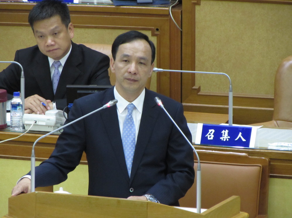 國民黨主席朱立倫3日出席議會總質詢，會前受訪時表示，洪秀柱獲得更多的支持，對國民黨是好事，他很樂於看到洪秀柱能匯集大家的支持。圖：邱珮文/攝