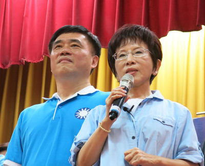國民黨總統參選人洪秀柱（右）15日與國民黨立委參選人郝龍斌（左）在基隆合體造勢，郝龍斌表示，他全力支持洪秀柱爭取總統勝選，全心挺柱到底。圖：中央社