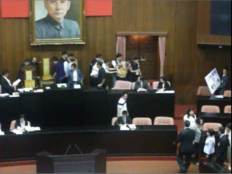 原霸佔議場主席台、杯葛議事進行的台聯立委，在下午3點40分左右遭國民黨立委架走，會議才得以召開，台聯立委則集體退席抗議，未參與表決。圖：涂鉅旻/攝
