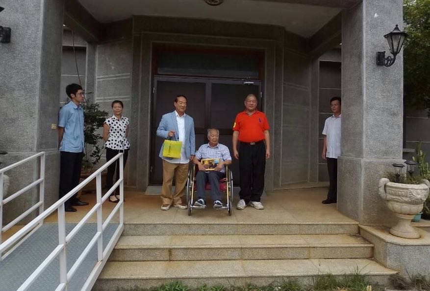 親民黨主席宋楚瑜26日拜會前副總統李元簇，李不但致贈包種茶，更當場強調自己當然會支持宋楚瑜。圖：翻攝臉書「宋楚瑜找朋友」