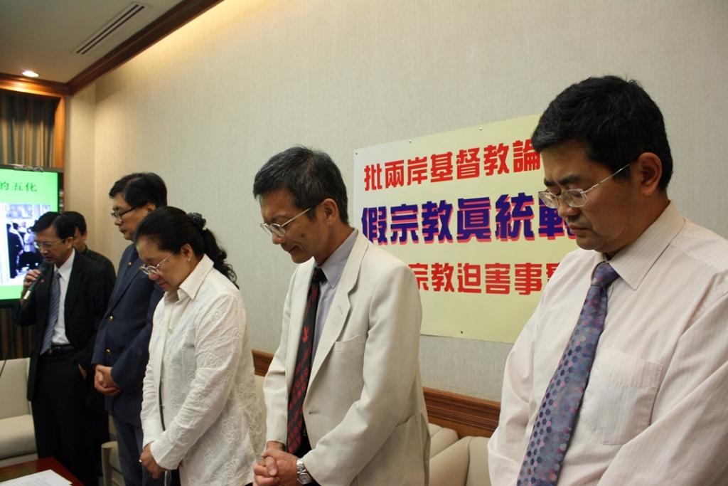 台灣基督長老教會議長許榮豐帶領全體站起來為中國家庭教會受苦的信徒們禱告。圖：林良齊/攝