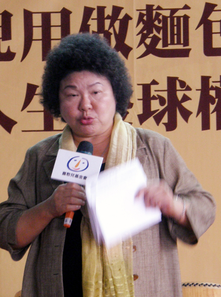 對於洪智坤指控民進黨中執、常委選舉「染黑」一事，高雄市長陳菊今（19）日受訪時駁斥：「誰是黑道，沒有寫在臉上我不知道。」圖片來源：中央社資料照片。