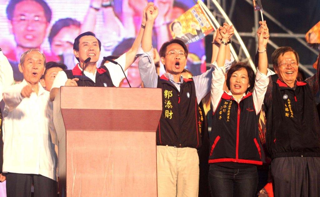 楊寶發（左一）、黃正雄（右一）南縣山派、海派精神領袖，力挺國民黨提名的郭添財。圖片來源:陳衍有攝影