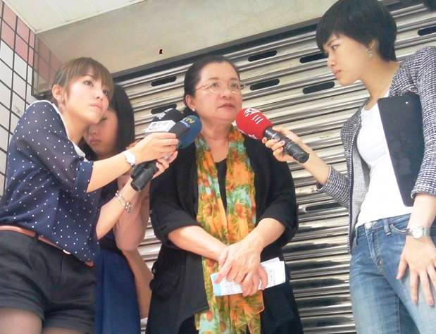 田秋堇說，她做完禮拜後去看林義雄，林義雄坐在書桌前喝水，看起來神色平靜，氣色比之前虛弱一點，但坐得很挺，顯示內心意志非常堅定。圖:錢建文提供
