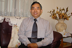 黃益雄是合併前高雄縣政府建設處處長，主管轄內土地使用及建築管理事宜。義大建設開發案即在他任內處置。圖:翻攝自高雄是經濟發展局官網