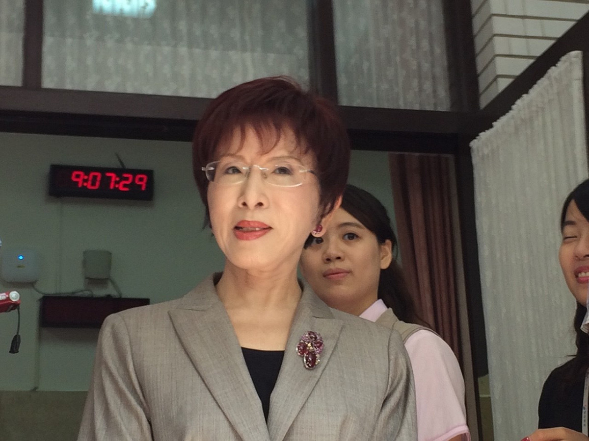 國民黨4日宣佈，決定總統初選民調採對比式50%與支持度50%合併計算，對此，洪秀柱表示，仍希望黨內依循明確規範。圖：符芳碩/攝