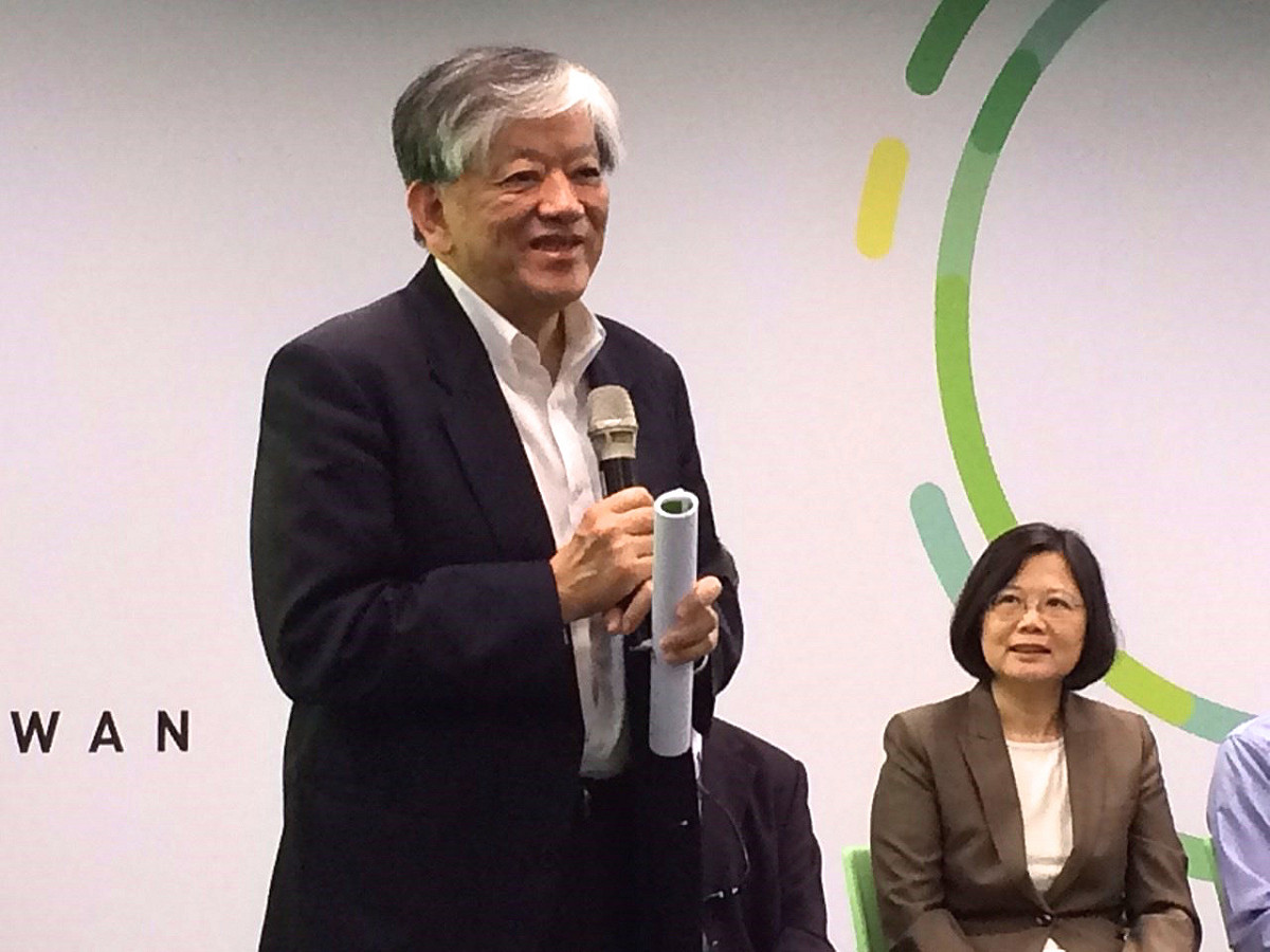 義美公司總經理高志明15日說，他反對市場有過多檢驗，對此，甫提出該政策的民進黨總統參選人蔡英文則微笑以對。圖：符芳碩/攝