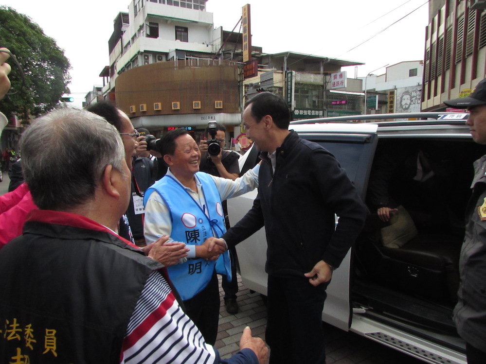 國民黨總統候選人朱立倫12日上午走訪苗栗，前苗栗縣長劉政鴻現身相挺。圖：邱珮文/攝