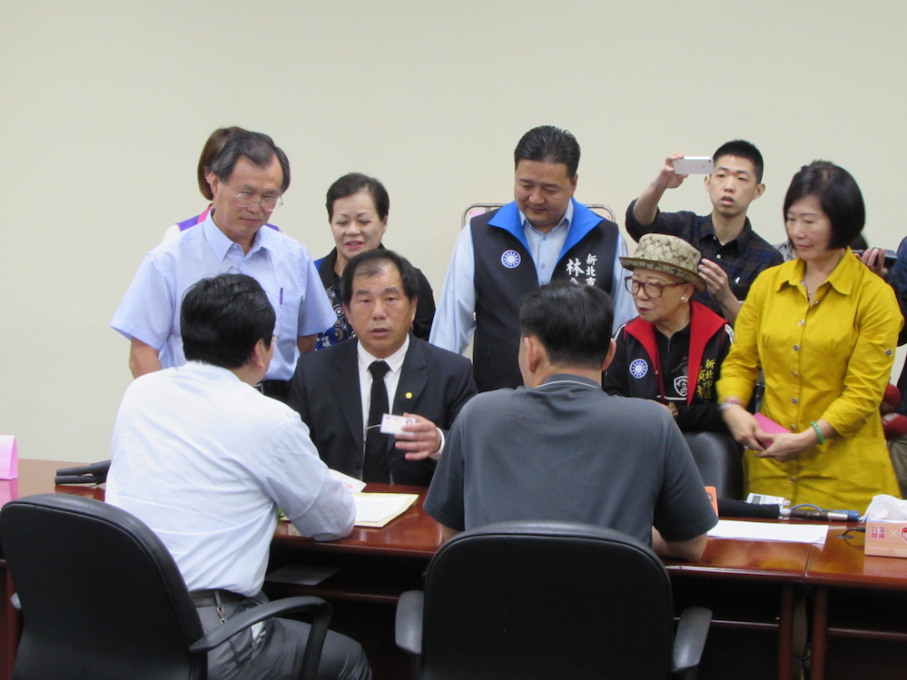 新北市議會黨團書記長周勝考12日率領幾位議員前往中央黨部，試圖代替黨主席朱立倫領表，卻因沒有委託書和證件而失敗，當場「盧」起承辦人員。圖：邱珮文/攝