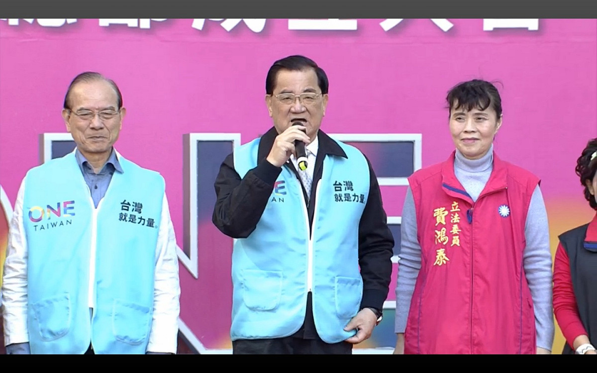 國民黨總統候選人朱立倫競選總部5日成立，擔任總部榮譽主委的前主席連戰稱讚朱立倫是一位財經專業的年輕人。圖：邱珮文/攝