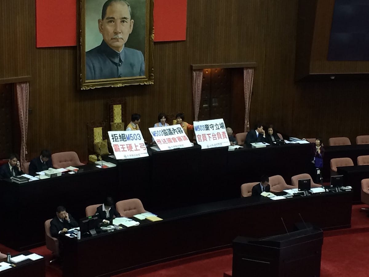 為抗議中國強行通過M503航線，台聯黨團今(27)早佔領立院主席台，杯葛議事進行，並要求將M503航線協議送至立院審議。圖：符芳碩/攝