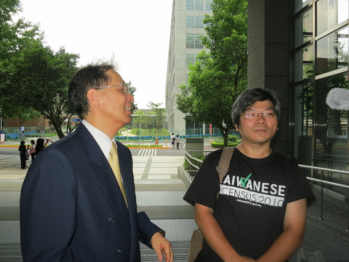 台灣民主基金會執行長黃德福29日向陳文成基金會執行長張龍橋說明基金會拍攝影片的規範。圖：林朝億/攝影