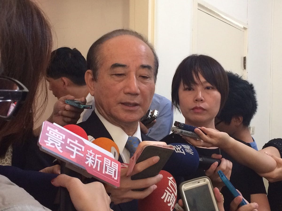 立法院長王金平10日看到「公道伯」粉絲團上傳的照片，對7年前到紐約大都會球場開球的細節如數家珍。圖：符芳碩/攝