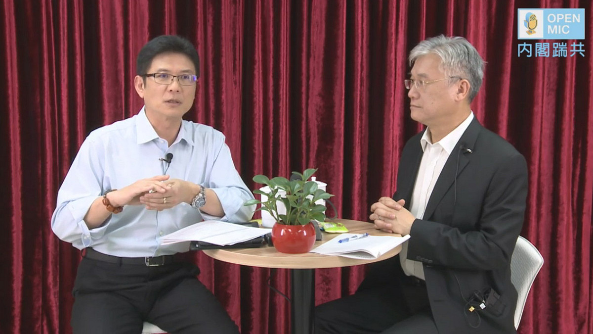 陸委會主委夏立言（右）今(18)日表示，外界批評政院版的監督條例是不監督條例，非常言過其實。圖：翻攝自Youtube