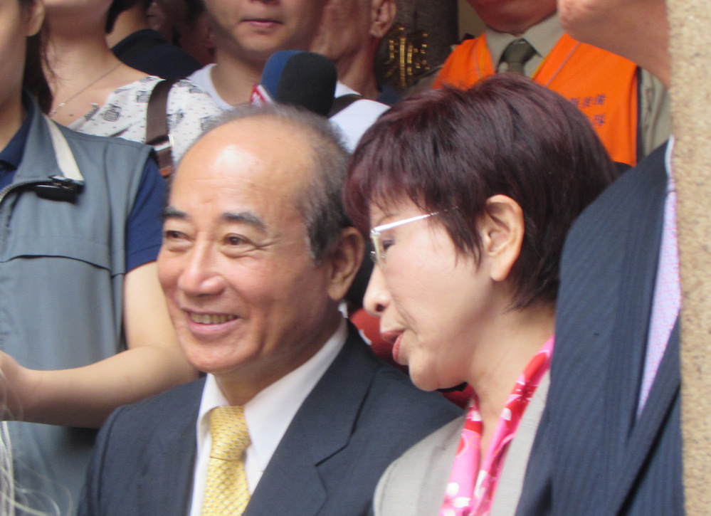 立法院長王金平遭外界質疑未積極輔選國民黨總統參選人洪秀柱，2人2日上午共同出席義民節慶祝大典，卻被媒體捕捉到溫馨畫面。圖：邱珮文/攝