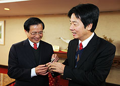 被民進黨徵召參加立委補選的前台南市長許添財（左），17日與台南市長賴清德（右）正式會面。賴清德把立法院辦公室鑰匙送給許添財，2人都釋出善意。圖片來源：中央社