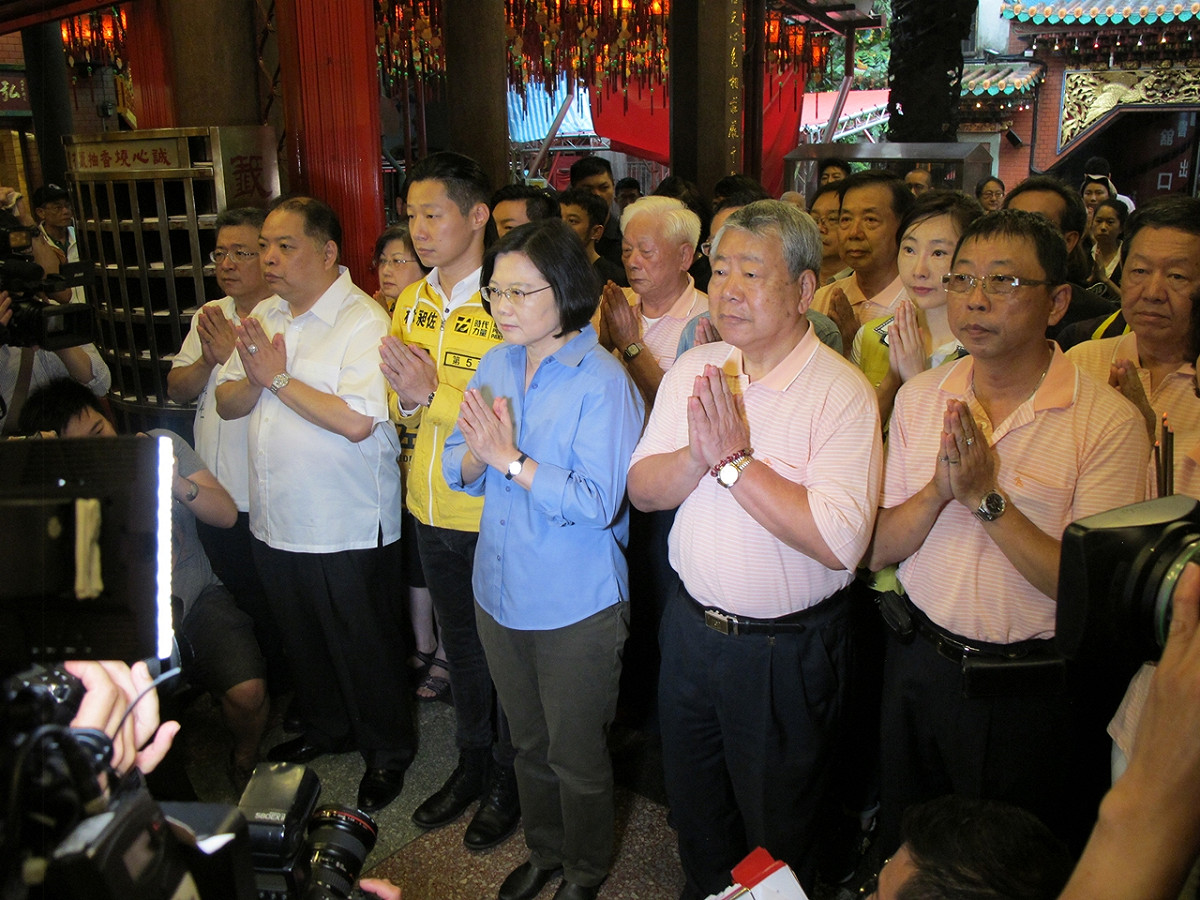 民進黨主席暨總統參選人蔡英文16日出席台北天后宮時表示，不要拿俗事去煩惱星雲了。圖：林朝億/攝