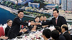 第7次江陳會20日上午9時在天津迎賓館正式登場，海基會董事長江丙坤（左）與大陸海協會會長陳雲林（右）在會談前相互握手致意。圖片來源：中央社