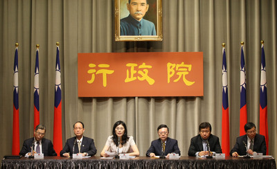 陸委會主委王郁琦今（22）日晚間在行政院記者會中表示，希望立法院能依照ECFA的例子，或許可以針對協議進行逐條討論、整案表決。圖：中央社