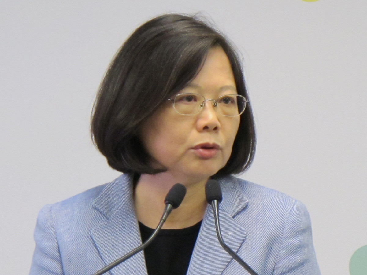 民進黨主席蔡英文27日表示，國民黨總統參選人朱立倫老是跟馬英九總統綁在一起，對選舉是不會有幫助的。圖：林朝億/攝