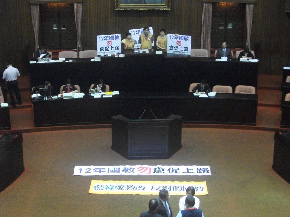 台聯3名立委今日為呼籲12年國教勿倉促上路，因此在立法院會召開前，搶先佔領主席台，使得會議無法進行。圖：涂鉅旻/攝