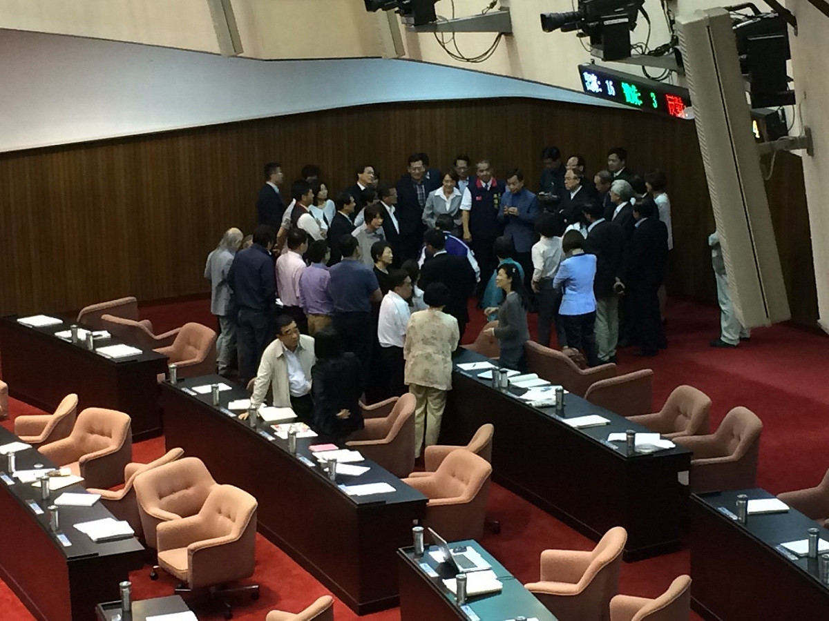國民黨籍立委在民進黨對變更議程案提出異議交付表決後，決定不參與表決，並至議場後方集合開會。圖：符芳碩/攝