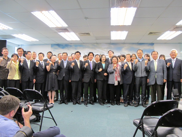 民進黨主席蔡英文15日發表參選總統聲明後，全體中執委與執政縣市長一起喊「台灣加油、民進黨加油」。圖：林朝億/攝