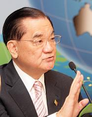 國民黨榮譽主席連戰在夏威夷離美的中外記者會中，花了15分鐘鄭重澄清，自己不曾在連胡會上拋出「和平協議」的說法。圖片來源：中央社