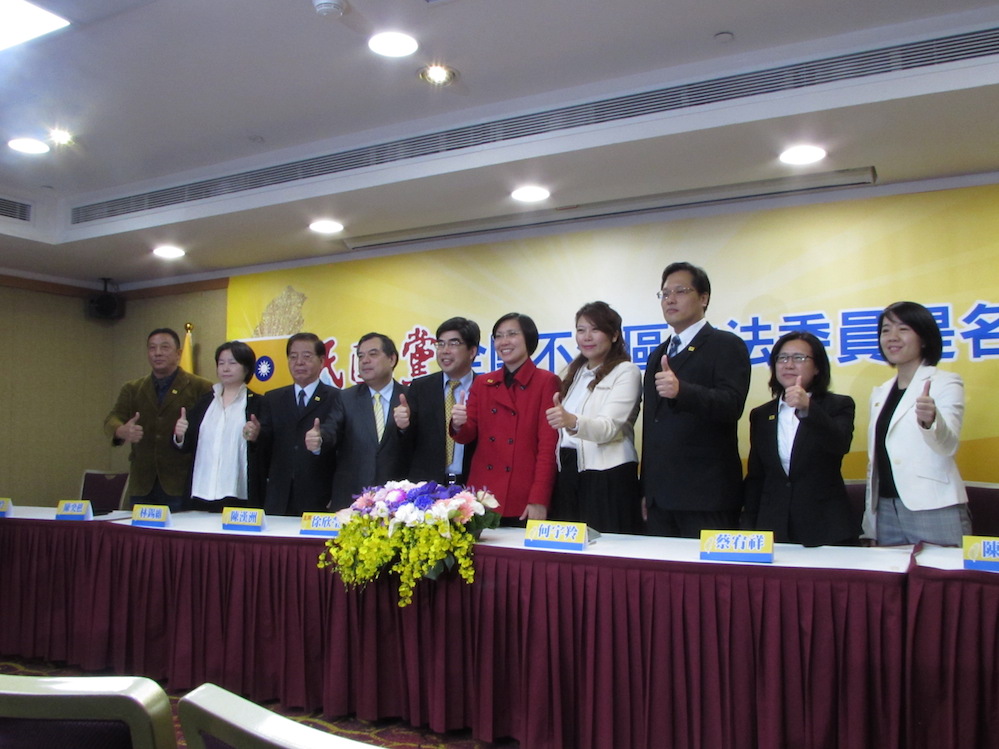 民國黨26日公佈不分區立委名單，前3名分別為律師陳漢洲、全國勞工聯合總工會理事長林錫維以及軍事情報局出身的退役陸軍少將陳奕樵（舊名為陳虎門）。圖：邱珮文/攝