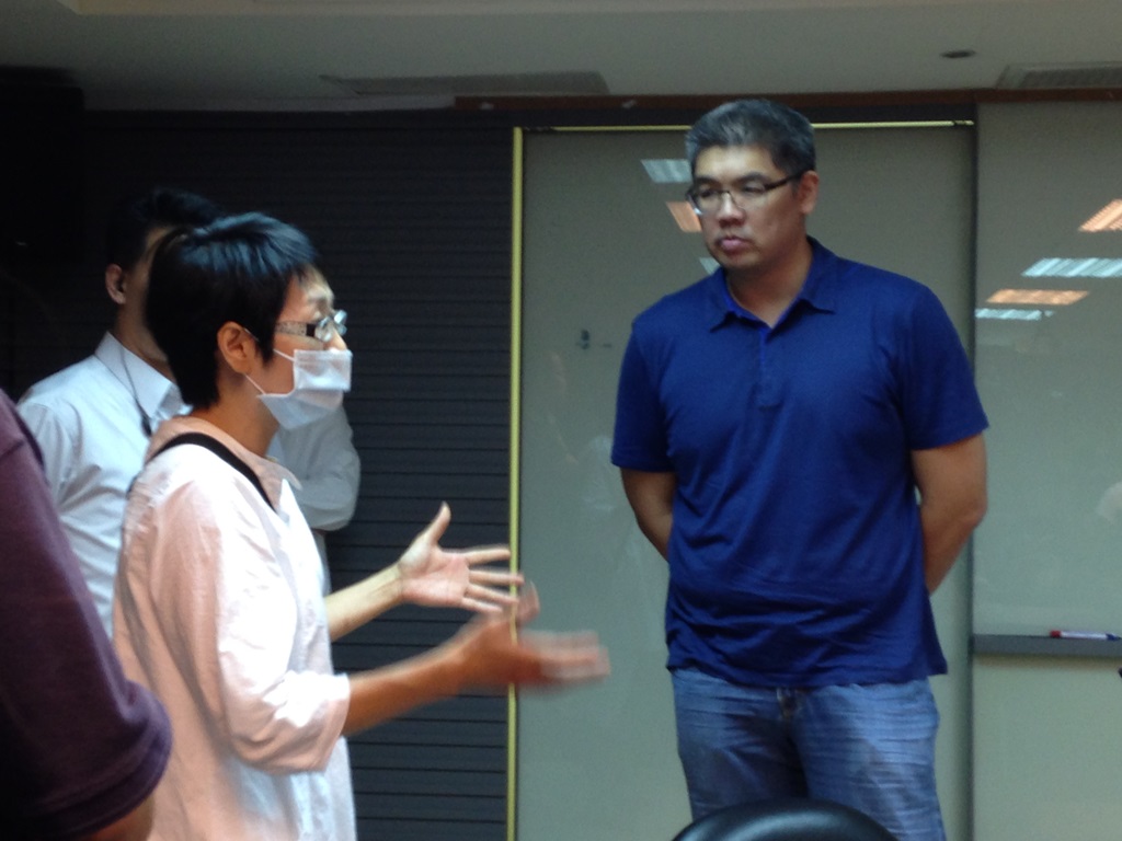 國民黨台北市長參選人連勝文今(18)日和部分家長和考生進行座談，並聆聽現場家長對於12年國教的問題和憂慮。圖：劉奕霆/攝