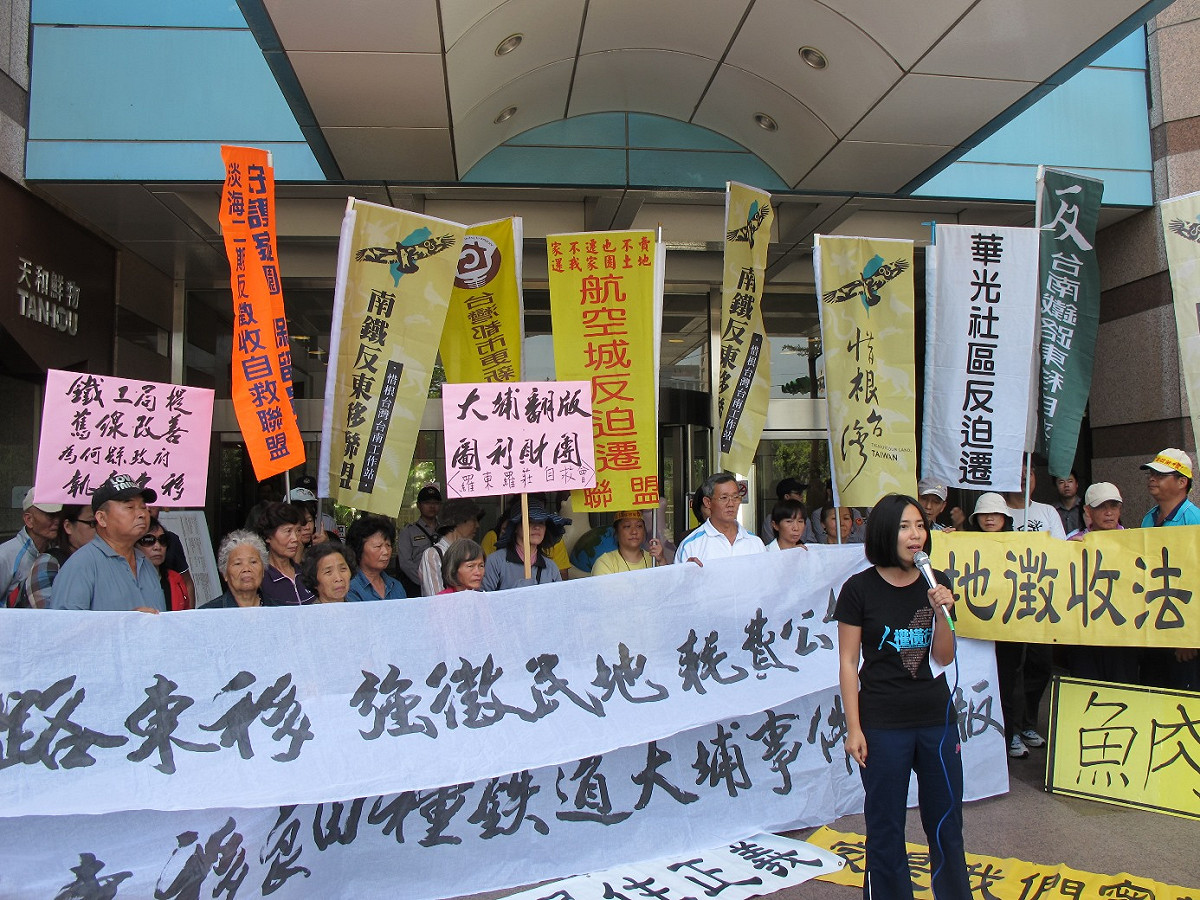 反迫遷等團體13日群聚民進黨中央抗議台南鐵路東移與宜蘭鐵路高架化東移計畫。圖：林朝億/攝