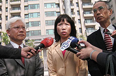 本土社團代表 5日訪視前總統夫人吳淑珍。北社社長陳昭姿（中）主張應先掌握吳淑珍病歷、醫師及照護人員意見做評估。圖片來源：中央社