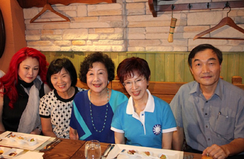 國民黨總統提名人洪秀柱（右2）23日走訪台中，晚間與前台中市長胡志強的夫人邵曉鈴（右3）以及藝文界人士餐敘。圖：中央社