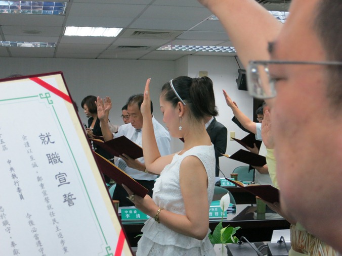 民進黨25日舉辦新當選中執委、中常委、中評委宣誓，中執委洪智坤的位子正好與中常委李清福正好隔著裡個桌子，可以互望。圖：林朝億/攝