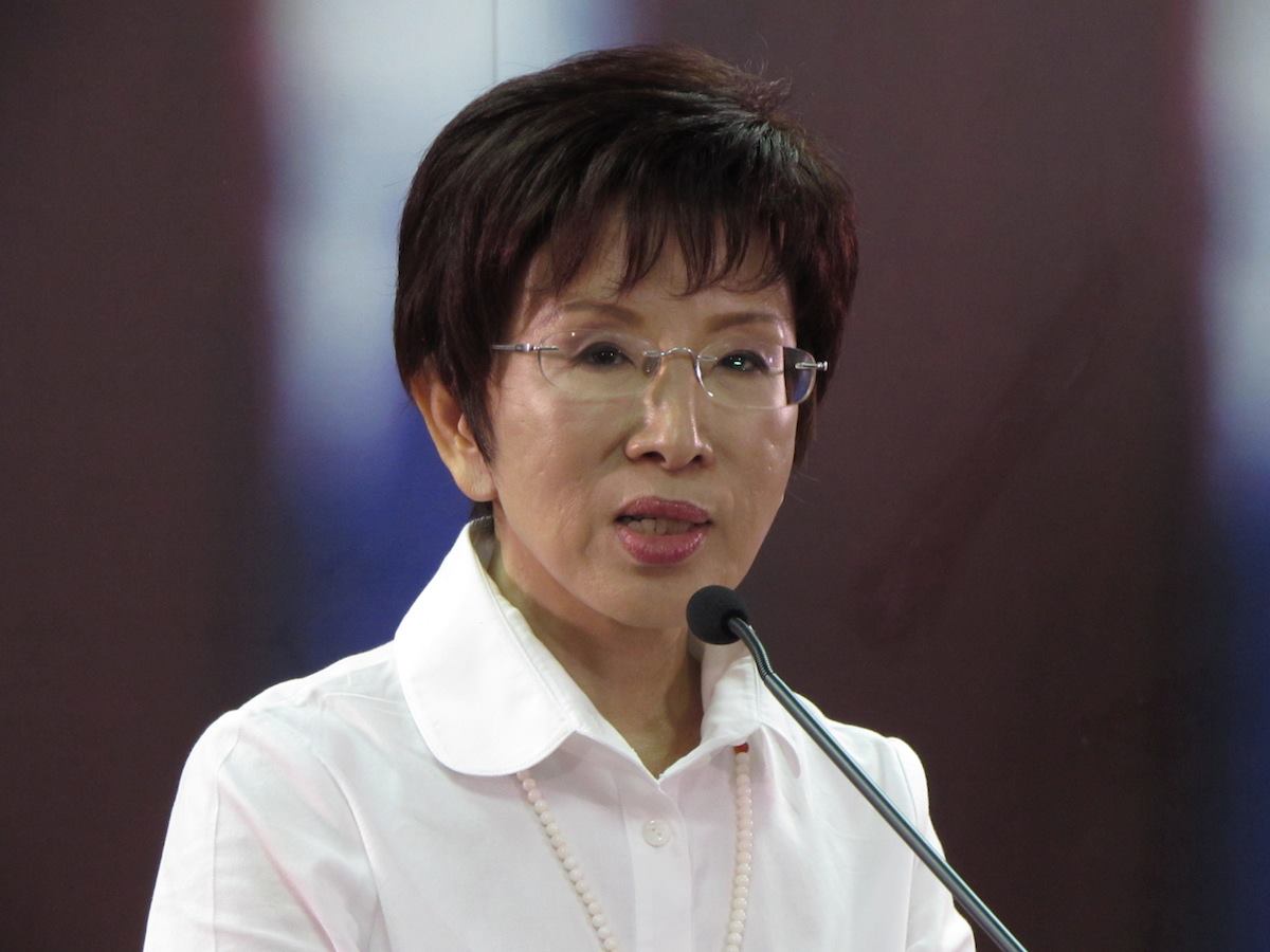 洪秀柱7日晚間臨時召開記者會回應中常會決議，是否覺得黨太殘忍？她微笑說，是自己溝通不夠。圖：邱珮文/攝