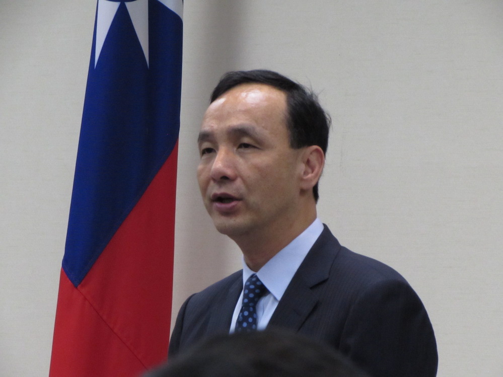 國民黨主席朱立倫20日主持中常會時表示，根據多個最新民調顯示，恢復內閣同意權以及推動不在籍投票2項，是獲得最多民眾支持的修憲主張。圖：邱珮文/攝