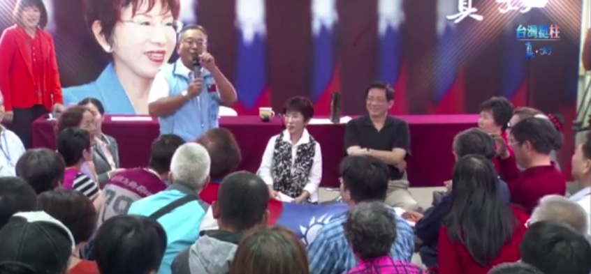 中國國民黨總統參選人洪秀柱11日晚間7時舉辦「國民廣場：我們的心聲」活動，邀請支持120名支持她理念的朋友到競選總部一同開講，前國發會主委管中閔(右1)也到場聲援。圖：翻攝柱TV
