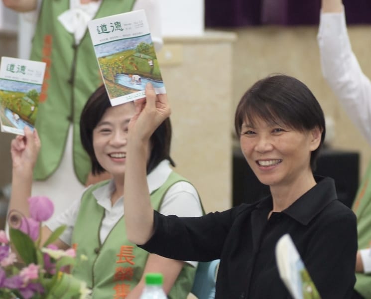 故宮的肉形石10月將到日本九州展出，外傳第一夫人周美青(圖右)可能隨行，以修補台日關係。對此，總統府發言人馬瑋國18日表示，周美青目前尚未有這項規劃。圖：中央社資料照片