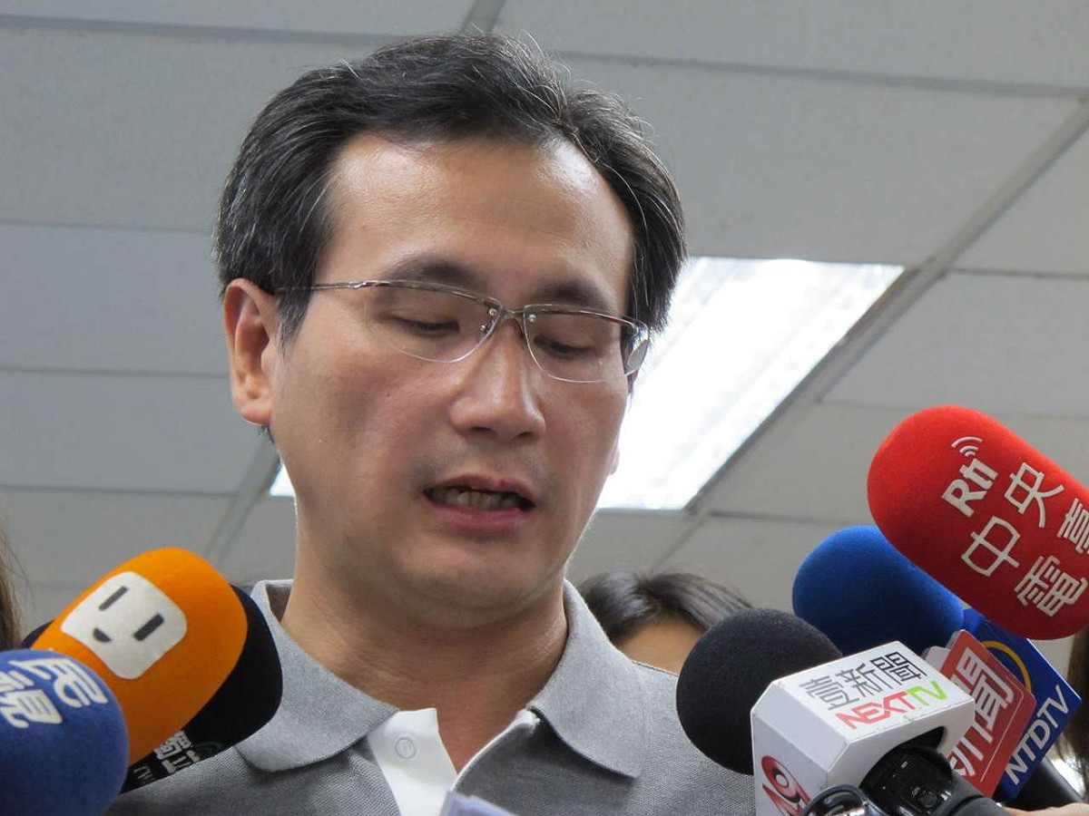 民進黨發言人鄭運鵬5日轉述中執會譴責監察院選擇性辦案聲明。圖：林朝億/攝