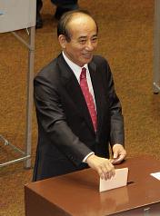 民進黨立法院黨團對行政院長江宜樺提出不信任案，立法院15日上午進行記名投票表決。圖為立法院長王金平投票。圖：中央社