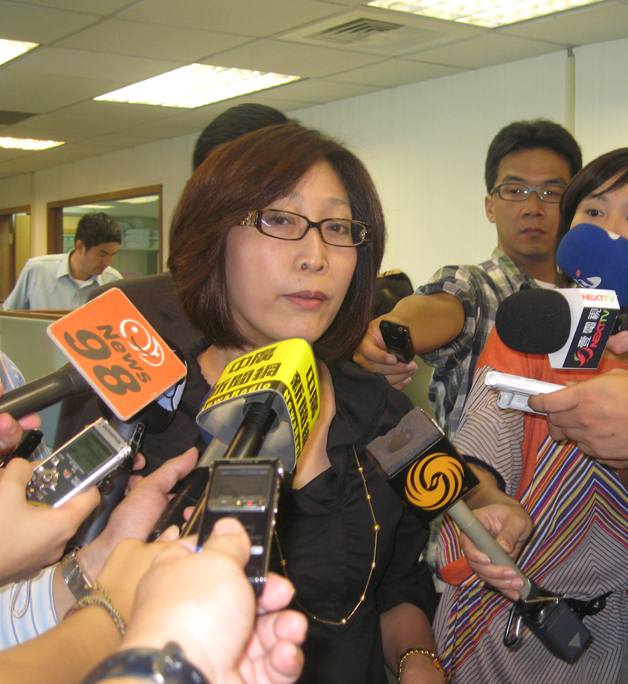 針對國民黨立委邱毅指控民進黨副總統候選人蘇嘉全屏東「農舍」遭罰6萬元，且遭檢舉後仍未改善，民進黨發言人康裕成28日表示，蘇嘉全將對邱毅的不實指控提出告訴。圖：林朝億/攝影
