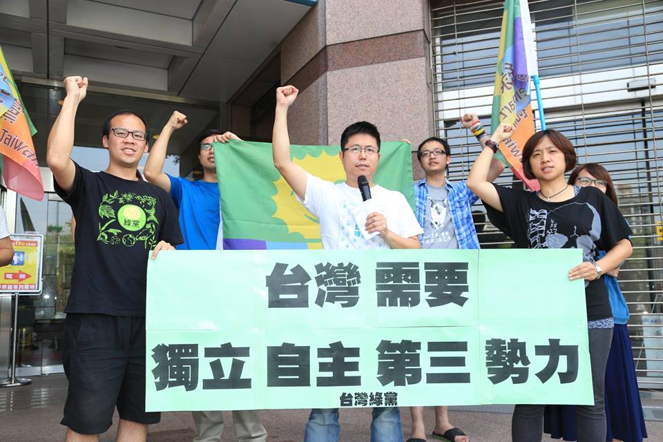 對於傳出民進黨部分選區將禮讓第三勢力，綠黨29日下午到民進黨中央黨部前抗議，嚴正表示不應與民進黨協商的立場。圖：林雨佑/攝