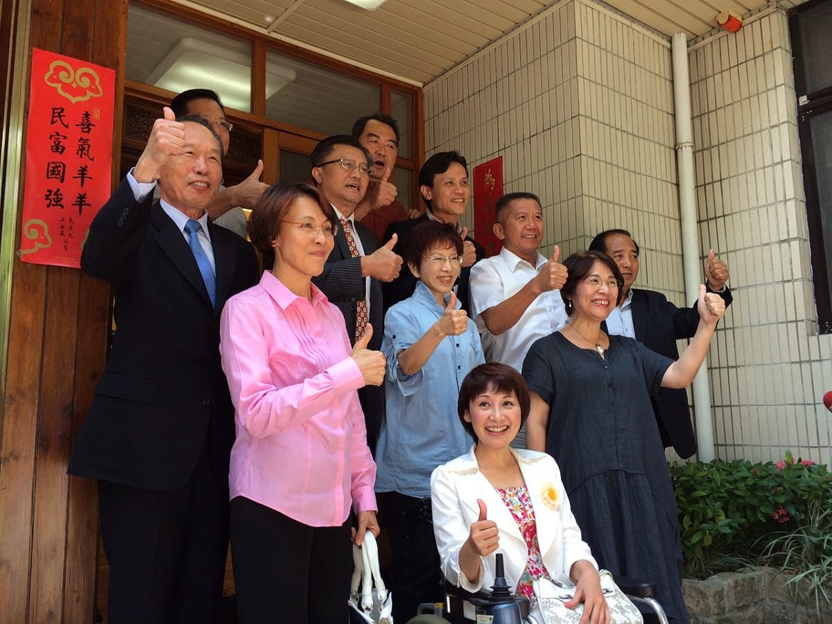 洪秀柱13日中午邀請10位藍委至官邸餐敘，會後大家一起比讚「挺柱」。圖：符芳碩/攝