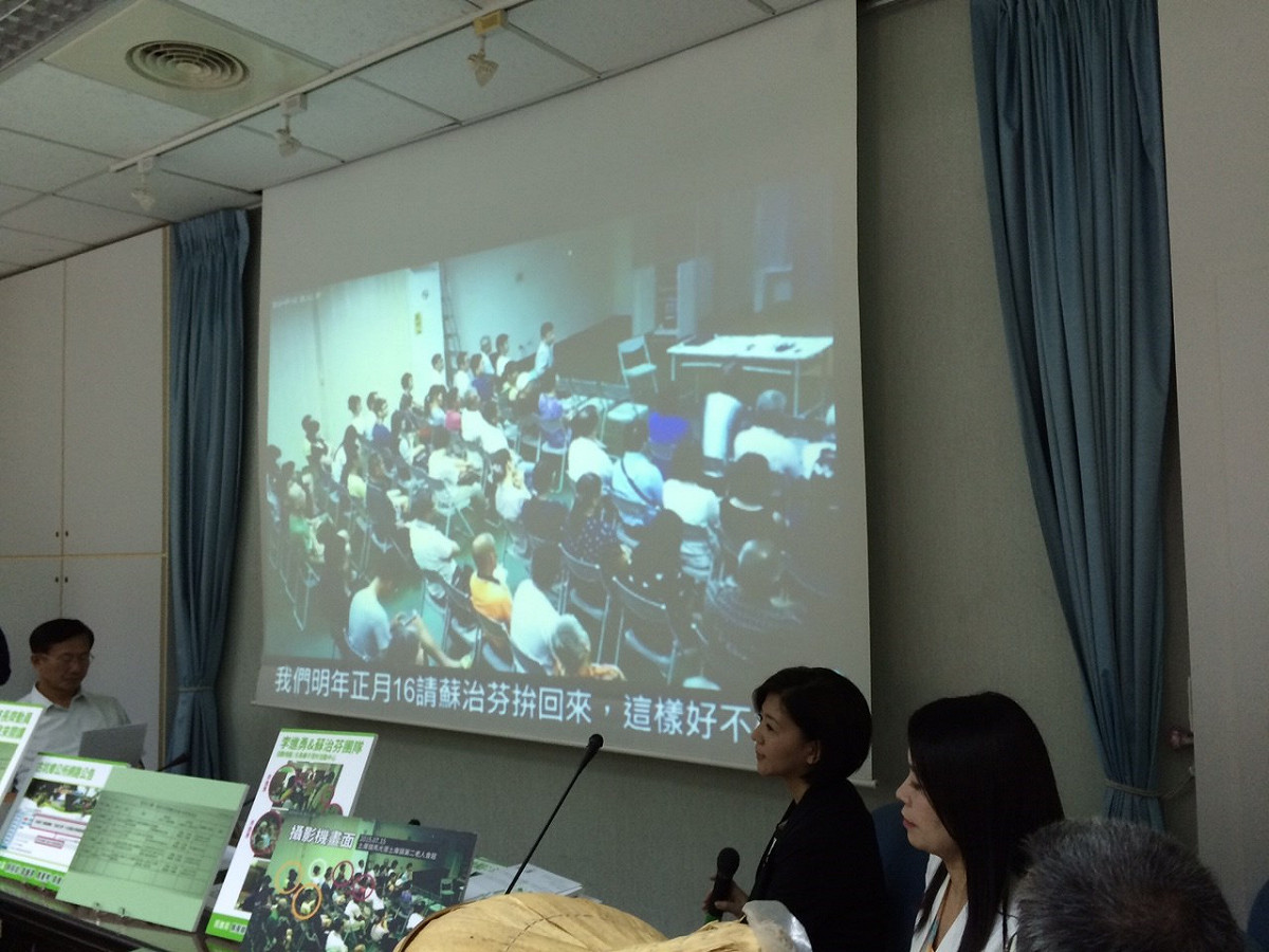 國民黨也秀出影片指出，民進黨籍的雲林縣長李進勇公然在縣政座談會上為蘇治芬拉票。圖：符芳碩/攝