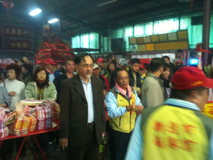 林濁水投身區域立委選戰，將提「國會政造方案」。圖為他在新莊衝基層，從土地公廟起步。照片來源：林濁水臉書（Facebook）