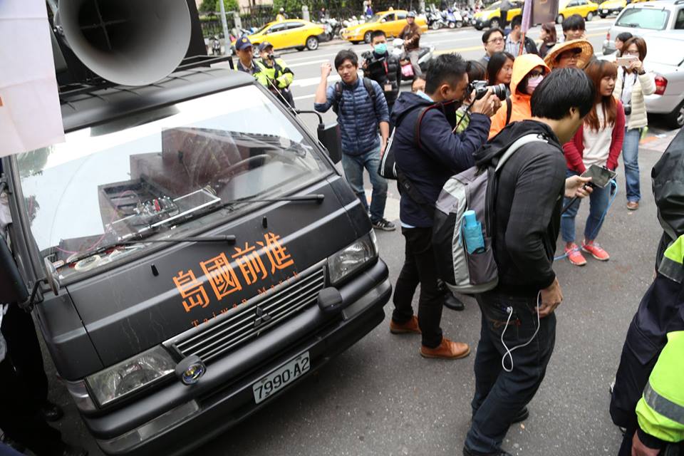 聲音由島國前進的宣傳車喇叭大聲放送，連內政委員會內都聽的很清楚。圖：林雨佑/攝